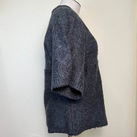 ROMEO & JULIET COUTURE Gray Short Sleeve Deep V-Neck Sweater Top Size Large - Picture 4 of 7